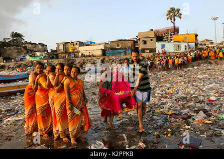 Mumbai, Indien. 31 Aug, 2017. Anhänger tragen Idol der Göttin Gauri in das Arabische Meer am 7.Tag des Ganesh Utsav Festival am 31. August 2017 in Mumbai, Indien. Credit: Chirag Wakaskar/Alamy leben Nachrichten Stockfoto