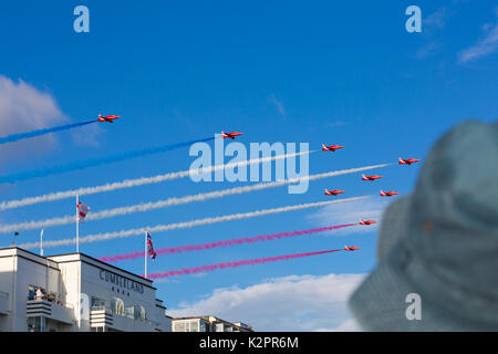 Bournemouth, Dorset UK. 31 Aug, 2017. Der erste Tag der 10. Jahrestag der Bournemouth Air Festival. Die roten Pfeile machen ihren Eingang fliegen über den Cumberland Hotel auf der East Cliff. Credit: Carolyn Jenkins/Alamy leben Nachrichten Stockfoto