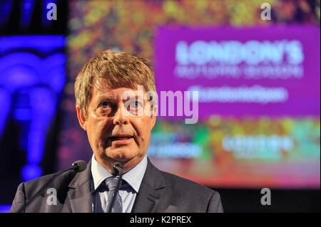 London, Großbritannien. 31. August 2017. Sir Michael Dixon, Direktor des Natural History Museum auf der Bühne spricht. Bürgermeister von London, Sadiq Khan, startet der Londoner Herbst am Natural History Museum, scheint ein Schlaglicht auf die weltweit führenden kulturellen Ausstellungen und Veranstaltungen in der Hauptstadt in den kommenden Monaten. Credit: Stephen Chung/Alamy leben Nachrichten Stockfoto