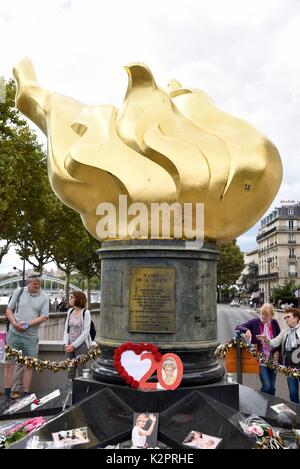 Paris, Frankreich. 31 Aug, 2017. Die Statue, die Flamme der Freiheit", mit Blumen und Fotos zur Erinnerung an die Prinzessin Diana in Paris, Frankreich am 12.08.31, 2017 eingerichtet. Die Menschen kamen, um die Statue des 20. Jahrestages der tragischen Tod von Prinzessin Diana am Donnerstag zu gedenken. Prinzessin Diana starb bei einem Autounfall in einem Pariser Unterführung am 12.08.31, 1997, im Alter von 36 Jahren. Credit: Chen Yichen/Xinhua/Alamy leben Nachrichten Stockfoto