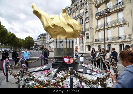 Paris, Frankreich. 31 Aug, 2017. Die Statue, die Flamme der Freiheit", mit Blumen und Fotos zur Erinnerung an die Prinzessin Diana in Paris, Frankreich am 12.08.31, 2017 eingerichtet. Die Menschen kamen, um die Statue des 20. Jahrestages der tragischen Tod von Prinzessin Diana am Donnerstag zu gedenken. Prinzessin Diana starb bei einem Autounfall in einem Pariser Unterführung am 12.08.31, 1997, im Alter von 36 Jahren. Credit: Chen Yichen/Xinhua/Alamy leben Nachrichten Stockfoto