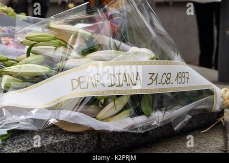 Paris. 31 Aug, 1997. Blumen zum Gedenken an die Prinzessin Diana in Paris, Frankreich am 12.08.31, 2017 gesehen. Menschen Gedenken zum 20. Jahrestag des tragischen Tod von Prinzessin Diana hier am Donnerstag. Prinzessin Diana starb bei einem Autounfall in einem Pariser Unterführung am 12.08.31, 1997, im Alter von 36 Jahren. Credit: Chen Yichen/Xinhua/Alamy leben Nachrichten Stockfoto