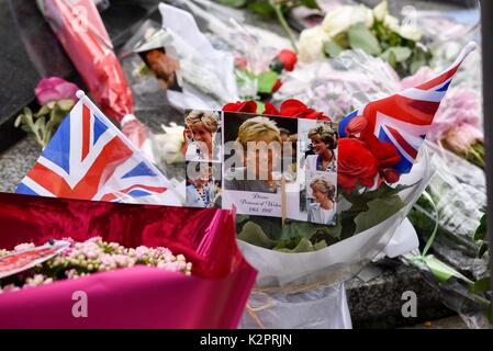 Paris. 31 Aug, 1997. Blumen und Fotos sind in Erinnerung an die Prinzessin Diana in Paris, Frankreich am 12.08.31, 2017 gesehen. Menschen Gedenken zum 20. Jahrestag des tragischen Tod von Prinzessin Diana hier am Donnerstag. Prinzessin Diana starb bei einem Autounfall in einem Pariser Unterführung am 12.08.31, 1997, im Alter von 36 Jahren. Credit: Chen Yichen/Xinhua/Alamy leben Nachrichten Stockfoto