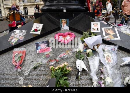 Paris. 31 Aug, 1997. Blumen und Fotos sind in Erinnerung an die Prinzessin Diana in Paris, Frankreich am 12.08.31, 2017 gesehen. Menschen Gedenken zum 20. Jahrestag des tragischen Tod von Prinzessin Diana hier am Donnerstag. Prinzessin Diana starb bei einem Autounfall in einem Pariser Unterführung am 12.08.31, 1997, im Alter von 36 Jahren. Credit: Chen Yichen/Xinhua/Alamy leben Nachrichten Stockfoto