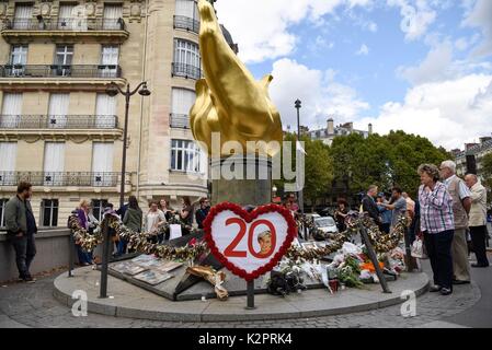 Paris, Frankreich. 31 Aug, 2017. Die Statue, die Flamme der Freiheit", mit Blumen und Fotos zur Erinnerung an die Prinzessin Diana in Paris, Frankreich am 12.08.31, 2017 eingerichtet. Die Menschen kamen, um die Statue des 20. Jahrestages der tragischen Tod von Prinzessin Diana am Donnerstag zu gedenken. Prinzessin Diana starb bei einem Autounfall in einem Pariser Unterführung am 12.08.31, 1997, im Alter von 36 Jahren. Credit: Chen Yichen/Xinhua/Alamy leben Nachrichten Stockfoto