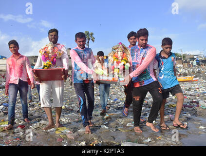 Mumbai, Indien. 30 August, 2017. Menschen, die das Idol von Lord Ganesha für das Eintauchen am 7. Tag des Festivals von Ganesha am Strand in Versova Mumbai. Credit: Azhar Khan/Alamy leben Nachrichten Stockfoto