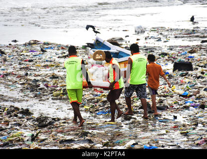 Mumbai, Indien. 30 August, 2017. 7. Tag Eintauchen von Lord Ganesha Festival in Versova Strand in Bombay. Credit: Azhar Khan/Alamy leben Nachrichten Stockfoto