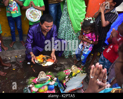 Mumbai, Indien. 30 August, 2017. 7. Tag Eintauchen von Lord Ganesha Festival in Versova Strand in Bombay. Credit: Azhar Khan/Alamy leben Nachrichten Stockfoto