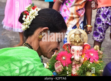 Mumbai, Indien. 30 August, 2017. 7. Tag Eintauchen von Lord Ganesha Festival in Versova Strand in Bombay. Credit: Azhar Khan/Alamy leben Nachrichten Stockfoto