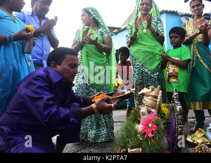 Mumbai, Indien. 30 August, 2017. 7. Tag Eintauchen von Lord Ganesha Festival in Versova Strand in Bombay. Credit: Azhar Khan/Alamy leben Nachrichten Stockfoto