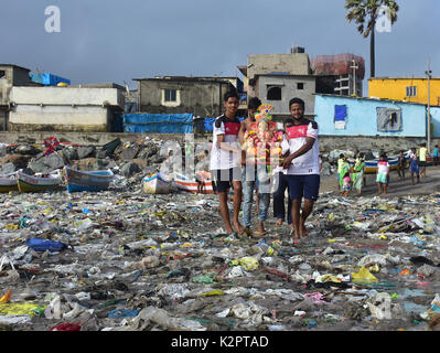 Mumbai, Indien. 30 August, 2017. Menschen, die das Idol von Lord Ganesha für das Eintauchen am 7. Tag des Festivals von Ganesha am Strand in Versova Mumbai. Credit: Azhar Khan/Alamy leben Nachrichten Stockfoto