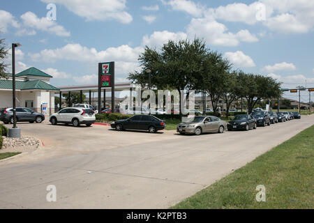 Houston, USA. 01 Sep, 2017. Houston, Texas, USA. 31 Aug, 2017. Die Menschen warten ihre Fahrzeuge an einer Tankstelle in Dallas, Texas gefüllt zu bekommen, in den Usa am 12.08.31., 2017. Tropischer Sturm Harvey Houston und andere Teile von Texas heimgesucht. Wie Raffinerien gezwungen wurden, den Betrieb in schwerem Wetter zu schließen, Menschen Brennstoff-mangel in einigen Teilen von Texas. Quelle: Xinhua/Alamy leben Nachrichten Stockfoto