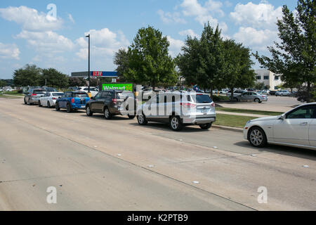 Houston, USA. 01 Sep, 2017. Houston, Texas, USA. 31 Aug, 2017. Die Menschen warten ihre Fahrzeuge an einer Tankstelle in Dallas, Texas gefüllt zu bekommen, in den Usa am 12.08.31., 2017. Tropischer Sturm Harvey Houston und andere Teile von Texas heimgesucht. Wie Raffinerien gezwungen wurden, den Betrieb in schwerem Wetter zu schließen, Menschen Brennstoff-mangel in einigen Teilen von Texas. Quelle: Xinhua/Alamy leben Nachrichten Stockfoto