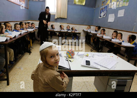 Jerusalem. 31 Aug, 2017. Ultra-orthodoxe jüdische Kinder bereiten sich auf das neue Schuljahr in Mea Shearim Neighborhood in Jerusalem am 12.08.31., 2017. Israels 2017-2018 Schuljahr wird am Freitag beginnen. Credit: Gil Cohen Magen/Xinhua/Alamy leben Nachrichten Stockfoto