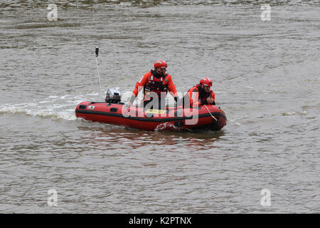 Londoner Feuerwehr aufblasbare, Notdienste, Lambeth erreichen, Themse, London, UK. 23 Okt, 2017. Foto von Richard Goldschmidt Credit: Rich Gold/Alamy leben Nachrichten Stockfoto