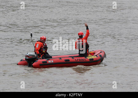 Londoner Feuerwehr aufblasbare, Notdienste, Lambeth erreichen, Themse, London, UK. 23 Okt, 2017. Foto von Richard Goldschmidt Credit: Rich Gold/Alamy leben Nachrichten Stockfoto