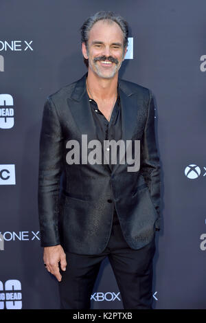 Los Angeles, USA. 22 Okt, 2017. Steven ogg sorgt der AMC "The Walking Dead" Jahreszeit 8 Premiere und die 100. episode Feier an der griechischen Theater am 22. Oktober 2017 in Los Angeles, Kalifornien. Credit: geisler - fotopress/alamy leben Nachrichten Stockfoto