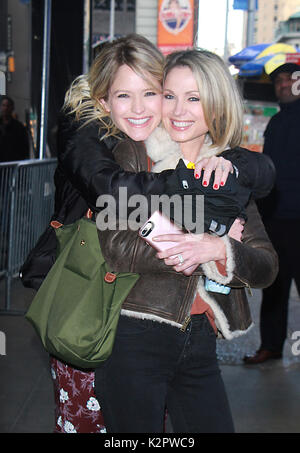 New Yok, NY, USA. Nov. 2017. Sara Haines und Amy Robach sahen nach einem Auftritt am Good Morning America in New York City am 9. November 2017. Credit: Rw/Media Punch/Alamy Live News Stockfoto