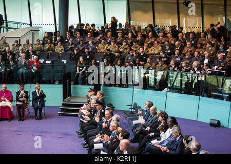 London, Großbritannien. 10. November 2017. Die jährliche Wartung der Erinnerung im Rathaus wurde durch den Bürgermeister von London Sadiq Khan mit jennette Arnold obe besucht bin, Vorsitzender der London Assembly, den Mitgliedern des Europäischen Parlaments, London Assembly Mitglieder, Greater London Authority Mitarbeiter, Vertreter von der Regierung in London und im öffentlichen Dienst, und die Mitglieder der Streitkräfte, zum Gedenken an jene, die serviert und ihr Leben in den beiden Weltkriegen und andere Konflikte verloren. Credit: Mark kerrison/alamy leben Nachrichten Stockfoto