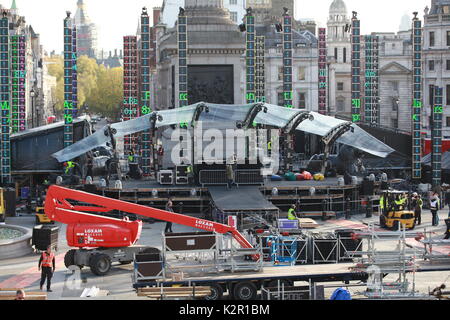 London, Großbritannien. 10 Nov, 2017. Schönen sonnigen Tag am Trafalgar Square die Vorbereitungen sind im Gange, um die Bühne zu setzen, um das Band zu erhalten U2 am Samstag. Die Band spielt vor einem 7000 Menge, nach Erhalt der diesjährigen Global Icon Award bei den MTV EMAs 2017. Foto: Paul Lawrenson/Alamy leben Nachrichten Stockfoto