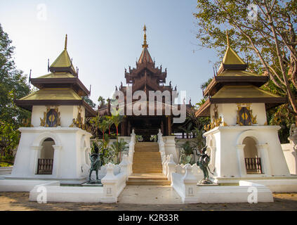 Gehweg im Lanna Stil bei Dhara Dhevi Resort Stockfoto