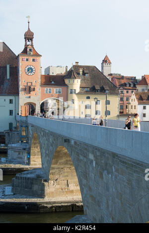 Der Überquerung der Donau (die Donau) auf einem restaurierten Teil der Brücke aus Stein oder das Steinerne Brücke in Regensburg, Bayern, Deutschland Stockfoto