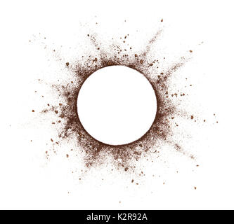 Kaffee Pulver spritzen auf weißem Hintergrund Stockfoto