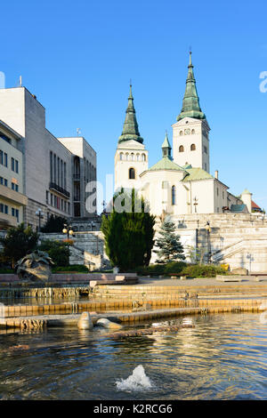 Kirche der Heiligen Dreifaltigkeit (rechts), Glockenturm, Stadt Theater (links), Zilina (Sillein, Silein), Slowakei Stockfoto