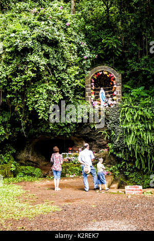 Familie beten in der Wallfahrtskirche Nossa Senhora de Lourdes. Chapeco, Santa Catarina, Brasilien. Stockfoto