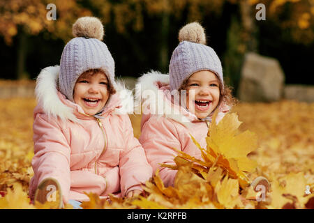 Zwei glückliche Kinder im Herbst Kleidung in den Park. Stockfoto