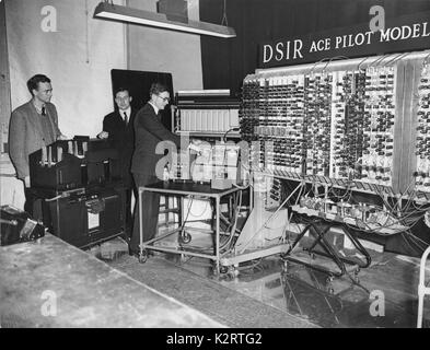 Foto muss Gutgeschrieben © Alpha werden Drücken Sie05000029/11/1950 Das N.P.L. Elektronische Bran, EIN Pilot Modell der Automatic Computing Engine (ACE) arbeitet jetzt am National Physical Laboratory Institut für wissenschaftliche und industrielle Forschung, wo es so konstruiert und gebaut. Der ACE selbst wird zu einem späteren Zeitpunkt gebaut werden, aber der Pilot Modell ist eine komplette Computer. Der Computer im Volksmund als elektronisches Gehirn bekannt ist, hat bereits für die Lösung einiger Probleme und der Betriebsleiter der Mathematik Abteilung eingesetzt, N.P.L. wird froh sein, Probleme der Industrie, die langen und komplizierten arit erfordern zu hören Stockfoto