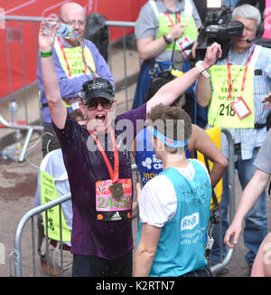 Foto muss Gutgeschrieben © Alpha Presse 079965 23/04/2017 Chris Evans im Jahr 2017 Virgin Money London Marathon. Stockfoto