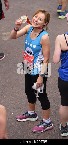 Foto muss Gutgeschrieben © Alpha Presse 079965 23/04/2017 Sian Williams am 2017 Virgin Money London Marathon. Stockfoto