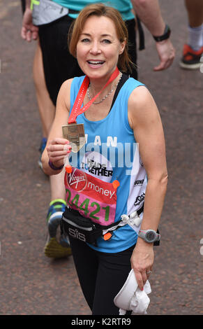 Foto muss Gutgeschrieben © Alpha Presse 079965 23/04/2017 Sian Williams am 2017 Virgin Money London Marathon. Stockfoto