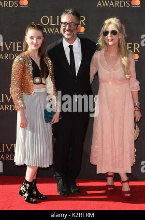 Foto muss Gutgeschrieben © Alpha Presse 079965 09/04/2017 David Baddiel Baddiel mit Tochter Dolly und Frau Morwenna Banks den Olivier Award 2017 in der Royal Albert Hall in London Stockfoto