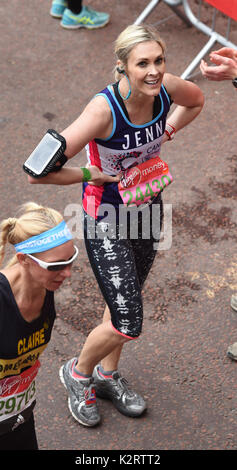 Foto muss Gutgeschrieben © Alpha Presse 079965 23/04/2017 Jenni Falconer am 2017 Virgin Money London Marathon. Stockfoto