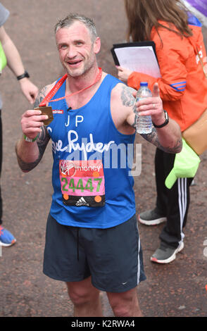 Foto muss Gutgeschrieben © Alpha Presse 079965 23/04/2017 Jamie Pfau am 2017 Virgin Money London Marathon. Stockfoto