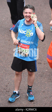 Foto muss Gutgeschrieben © Alpha Presse 079965 23/04/2017 Jonathan Ashworth am 2017 Virgin Money London Marathon. Stockfoto
