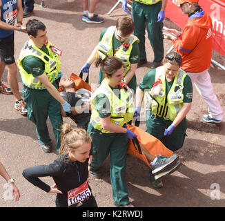 Foto muss Gutgeschrieben © Alpha Presse 079965 23/04/2017 Läufer an die 2017 Virgin Money London Marathon Stockfoto