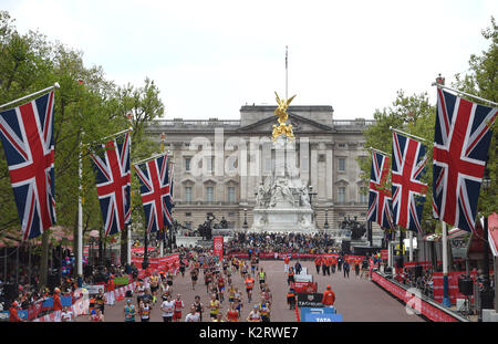 Foto muss Gutgeschrieben © Alpha Presse 079965 23/04/2017 Läufer an die 2017 Virgin Money London Marathon Stockfoto