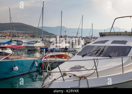 Bild von Pier mit Booten im Hafen von Trogir, Kroatien. Reiseziel in Europa Stockfoto