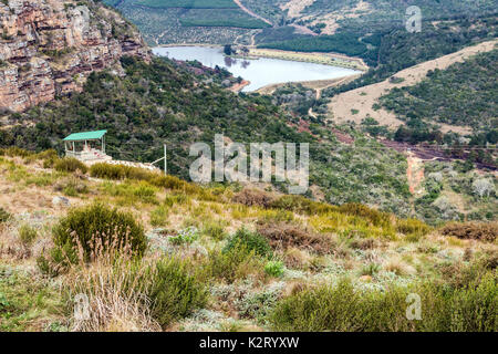 Oben Blick auf trockenen Winter vegetation Hügel, Täler und Dam am Lake Eland Game Reserve in KwaZulu-Natal in Südafrika Stockfoto