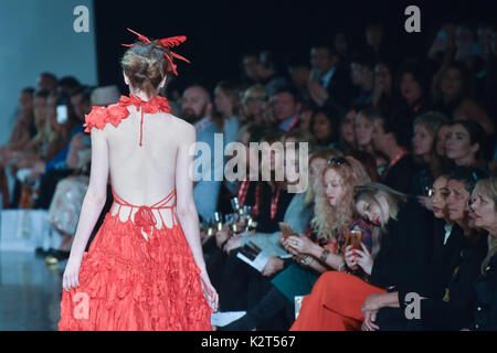 Auckland, Neuseeland. 31 Aug, 2017. Ein Modell trägt Sammlung von Kaltwasser Christopher MIromoda Huia-Woods während der Start- und Landebahn am Neuseeland Fashion Week 2017 am 31.August 2017 in Auckland, Neuseeland. Miromoda bietet indigenen Maori und Pasifika Designer. Miromoda ist eine Kombination von Maori und Italienisch sprachen Miro ist Maori für die traditionelle Weberei begriff Fasern, Garn, Moda ist das italienische Wort für Mode. Credit: Shirley Kwok/Pacific Press/Alamy leben Nachrichten Stockfoto