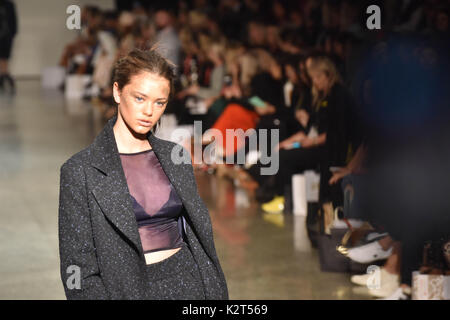 Auckland, Neuseeland. 31 Aug, 2017. Ein Modell trägt Sammlung von Misty MIromoda Ratima während der Start- und Landebahn am Neuseeland Fashion Week 2017 am 31.August 2017 in Auckland, Neuseeland. Miromoda bietet indigenen Maori und Pasifika Designer. Miromoda ist eine Kombination von Maori und Italienisch sprachen Miro ist Maori für die traditionelle Weberei begriff Fasern, Garn, Moda ist das italienische Wort für Mode. Credit: Shirley Kwok/Pacific Press/Alamy leben Nachrichten Stockfoto