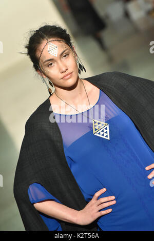 Auckland, Neuseeland. 31 Aug, 2017. Ein Modell trägt Sammlung von Nichola Te Kiri während der Start- und Landebahn am MIromoda Neuseeland Fashion Week 2017 am 31.August 2017 in Auckland, Neuseeland. Miromoda bietet indigenen Maori und Pasifika Designer. Miromoda ist eine Kombination von Maori und Italienisch sprachen Miro ist Maori für die traditionelle Weberei begriff Fasern, Garn, Moda ist das italienische Wort für Mode. Credit: Shirley Kwok/Pacific Press/Alamy leben Nachrichten Stockfoto