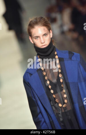 Auckland, Neuseeland. 31 Aug, 2017. Ein Modell trägt Sammlung von Misty MIromoda Ratima während der Start- und Landebahn am Neuseeland Fashion Week 2017 am 31.August 2017 in Auckland, Neuseeland. Miromoda bietet indigenen Maori und Pasifika Designer. Miromoda ist eine Kombination von Maori und Italienisch sprachen Miro ist Maori für die traditionelle Weberei begriff Fasern, Garn, Moda ist das italienische Wort für Mode. Credit: Shirley Kwok/Pacific Press/Alamy leben Nachrichten Stockfoto