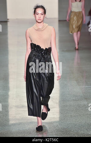 Auckland, Neuseeland. 31 Aug, 2017. Ein Modell trägt Kollektion entworfen von Gienipha MIromoda Tutaki währenddessen die Landebahn in Neuseeland Fashion Week 2017 am 31.August 2017 in Auckland, Neuseeland. Miromoda bietet indigenen Maori und Pasifika Designer. Miromoda ist eine Kombination von Maori und Italienisch sprachen Miro ist Maori für die traditionelle Weberei begriff Fasern, Garn, Moda ist das italienische Wort für Mode. Credit: Shirley Kwok/Pacific Press/Alamy leben Nachrichten Stockfoto