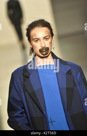 Auckland, Neuseeland. 31 Aug, 2017. Ein Modell trägt Kollektion entworfen von Gienipha MIromoda Tutaki währenddessen die Landebahn in Neuseeland Fashion Week 2017 am 31.August 2017 in Auckland, Neuseeland. Miromoda bietet indigenen Maori und Pasifika Designer. Miromoda ist eine Kombination von Maori und Italienisch sprachen Miro ist Maori für die traditionelle Weberei begriff Fasern, Garn, Moda ist das italienische Wort für Mode. Credit: Shirley Kwok/Pacific Press/Alamy leben Nachrichten Stockfoto
