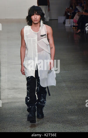 Auckland, Neuseeland. 31 Aug, 2017. Ein Modell trägt Kollektion entworfen von Gienipha MIromoda Tutaki währenddessen die Landebahn in Neuseeland Fashion Week 2017 am 31.August 2017 in Auckland, Neuseeland. Miromoda bietet indigenen Maori und Pasifika Designer. Miromoda ist eine Kombination von Maori und Italienisch sprachen Miro ist Maori für die traditionelle Weberei begriff Fasern, Garn, Moda ist das italienische Wort für Mode. Credit: Shirley Kwok/Pacific Press/Alamy leben Nachrichten Stockfoto