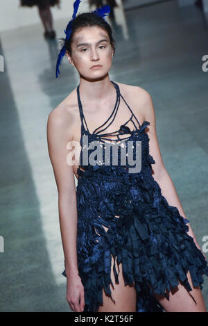 Auckland, Neuseeland. 31 Aug, 2017. Ein Modell trägt Sammlung von Kaltwasser Christopher MIromoda Huia-Woods während der Start- und Landebahn am Neuseeland Fashion Week 2017 am 31.August 2017 in Auckland, Neuseeland. Miromoda bietet indigenen Maori und Pasifika Designer. Miromoda ist eine Kombination von Maori und Italienisch sprachen Miro ist Maori für die traditionelle Weberei begriff Fasern, Garn, Moda ist das italienische Wort für Mode. Credit: Shirley Kwok/Pacific Press/Alamy leben Nachrichten Stockfoto